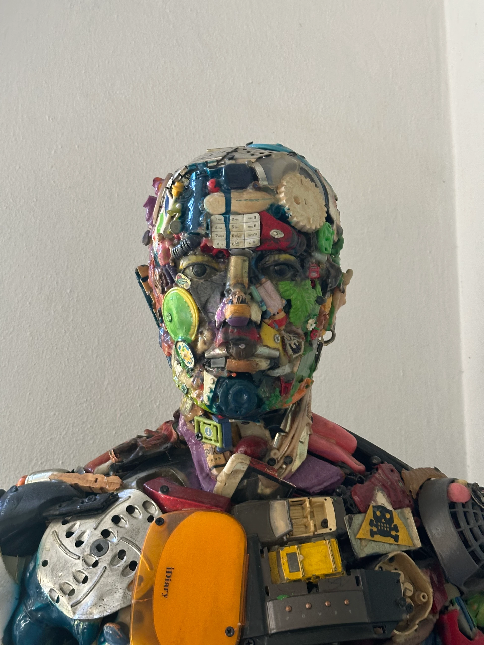 Sculpture composée d’objets colorés — Milan, Italie