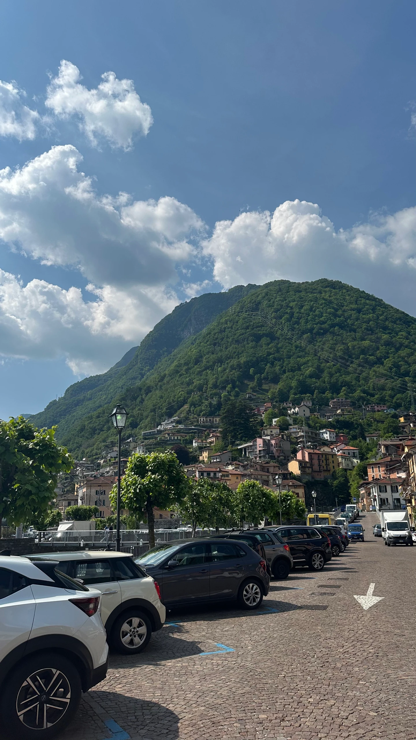Village et montagnes au bord du lac de Côme — Argegno, lac de Côme, Italie