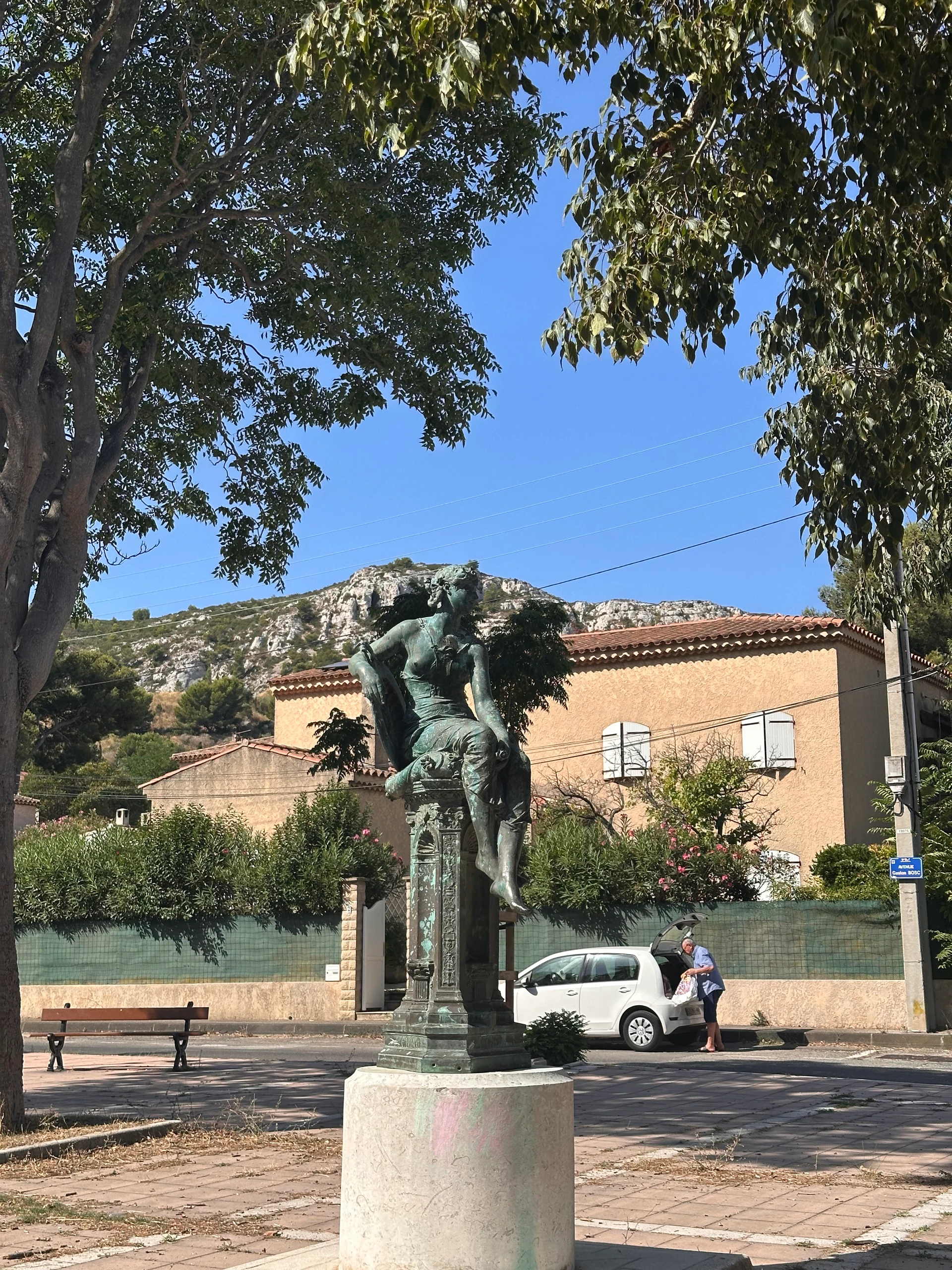 Sculpture sous les arbres à Marseille — Marseille, France