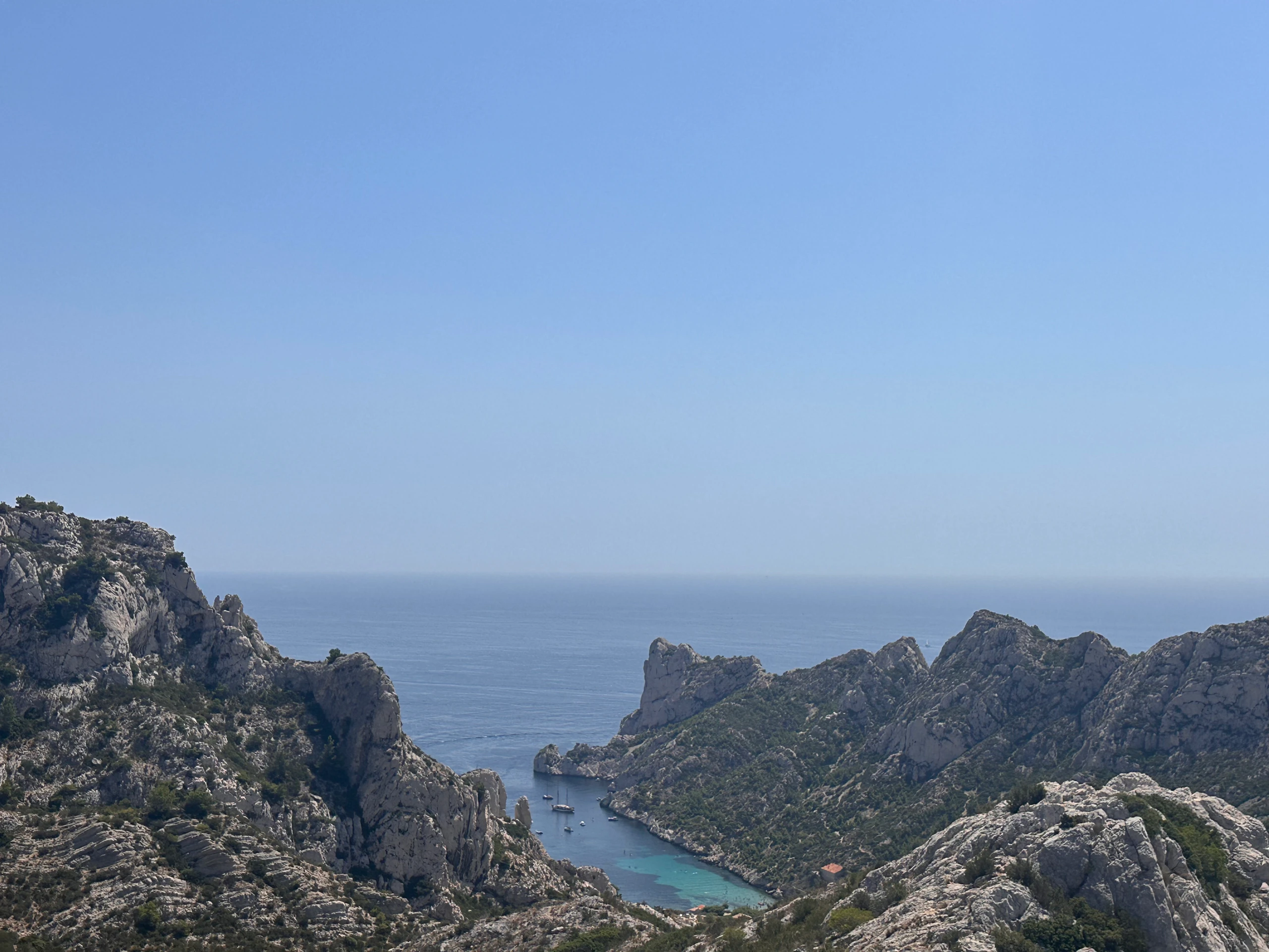 Calanque et reliefs calcaires au-dessus de la Méditerranée — Calanques de Marseille, France