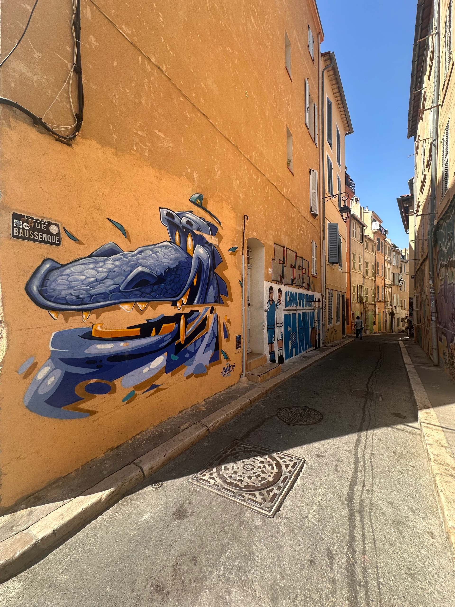 Fresque de poissons dans une ruelle de Marseille — Marseille, France