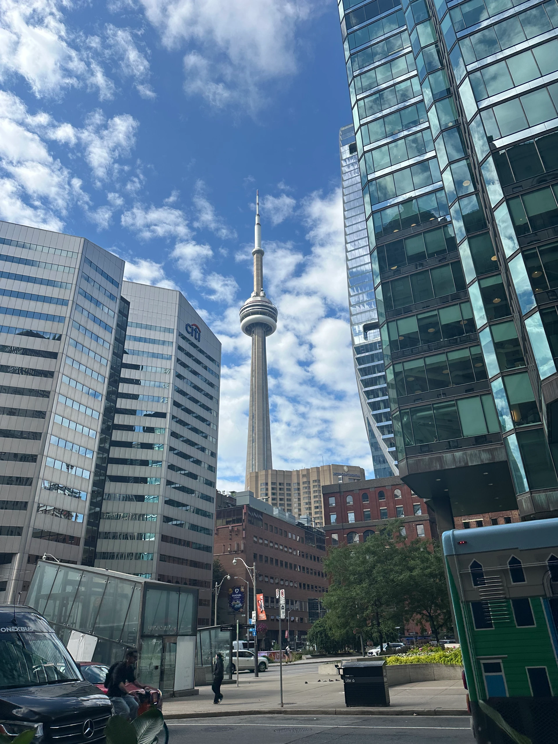 La tour CN entre les immeubles de Toronto — Toronto, Canada
