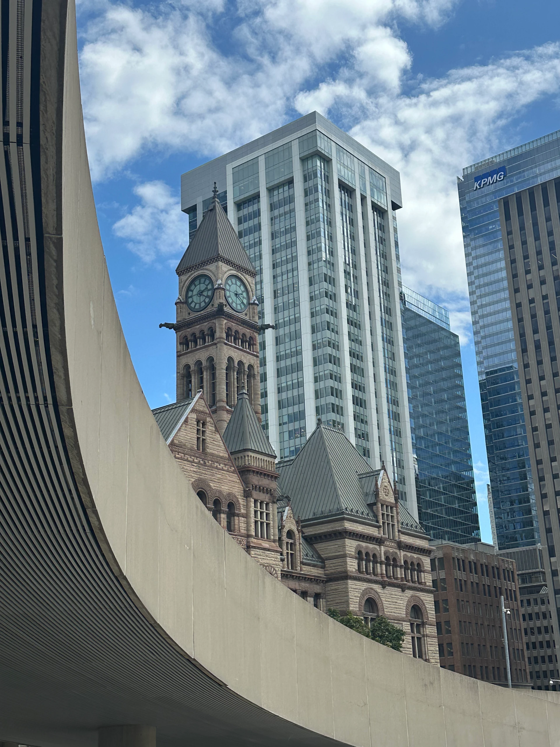 Tour d’horloge et architecture contemporaine à Toronto — Toronto, Canada