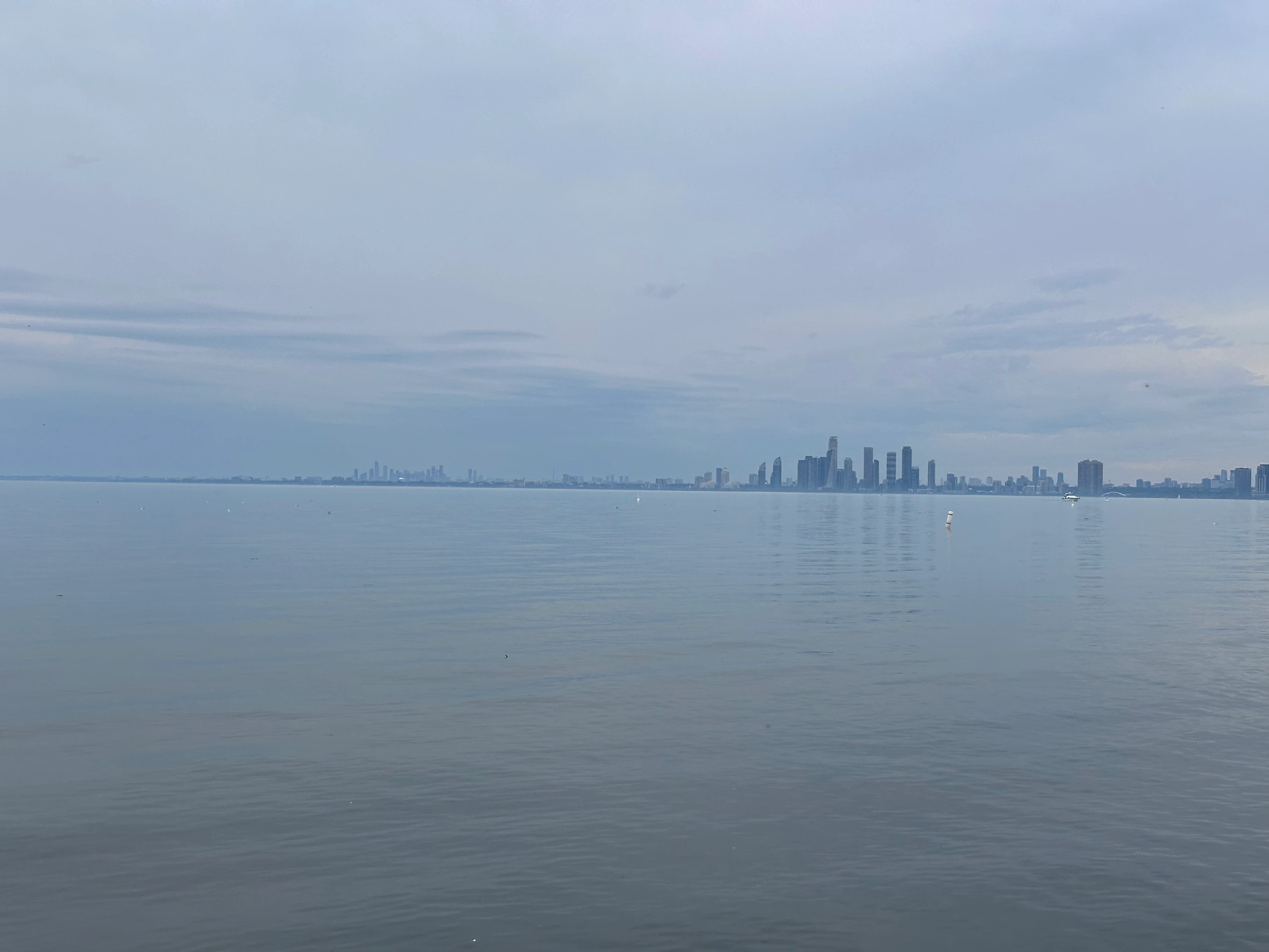 Toronto à l’horizon, de l’autre côté du lac — Toronto, Canada