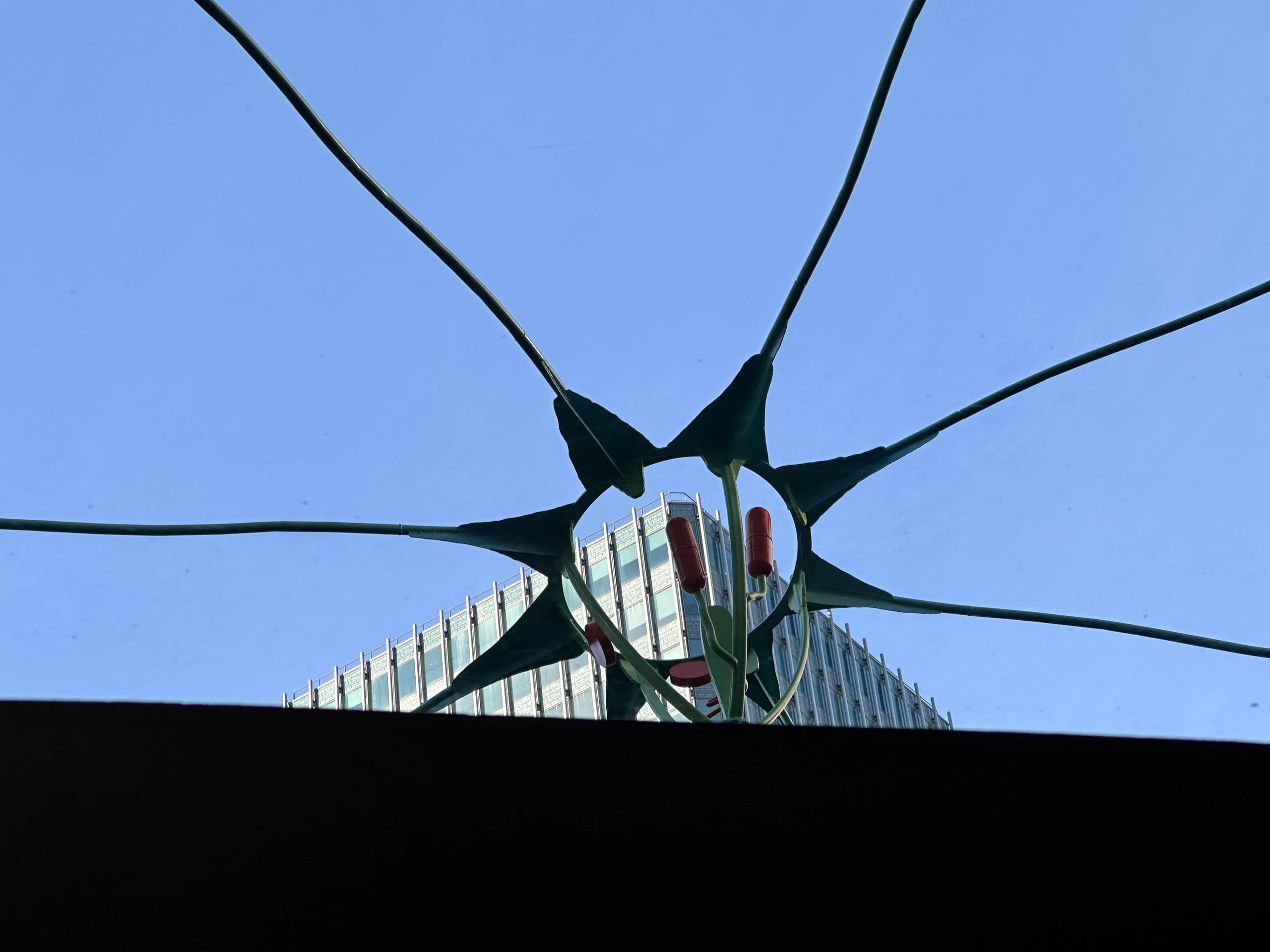 Structure métallique et façade vues en contre-plongée — Paris, France